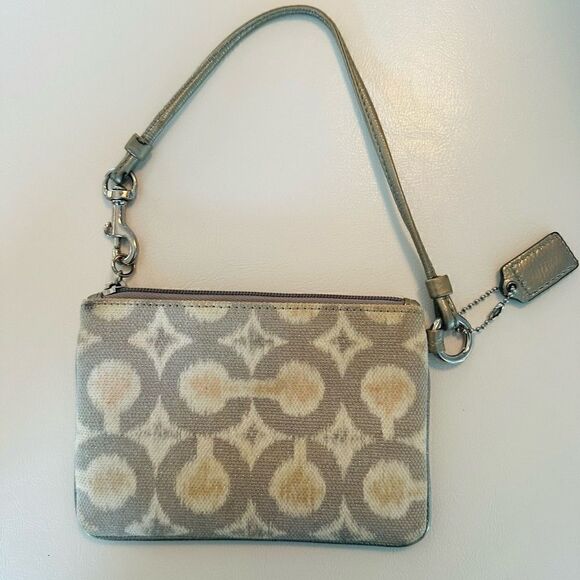 Coach cream canvas wristlet with leather trim. - Picture 6 of 8